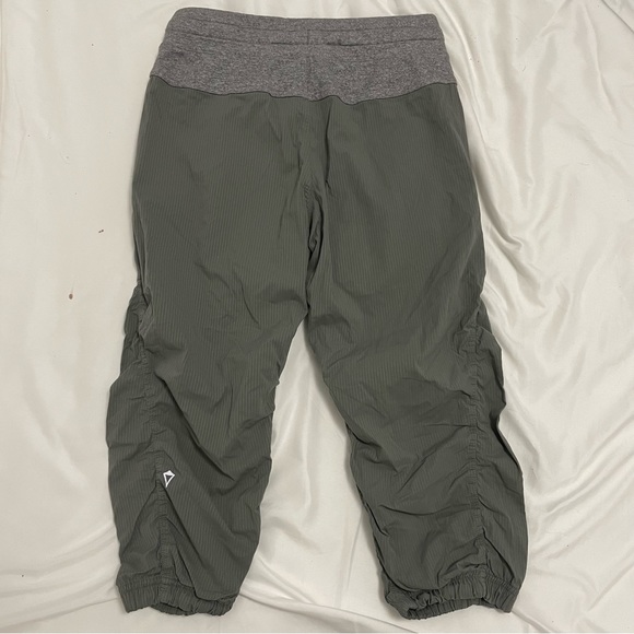 Ivivva Cropped Grey Joggers - Size 14 kids - Picture 6 of 6